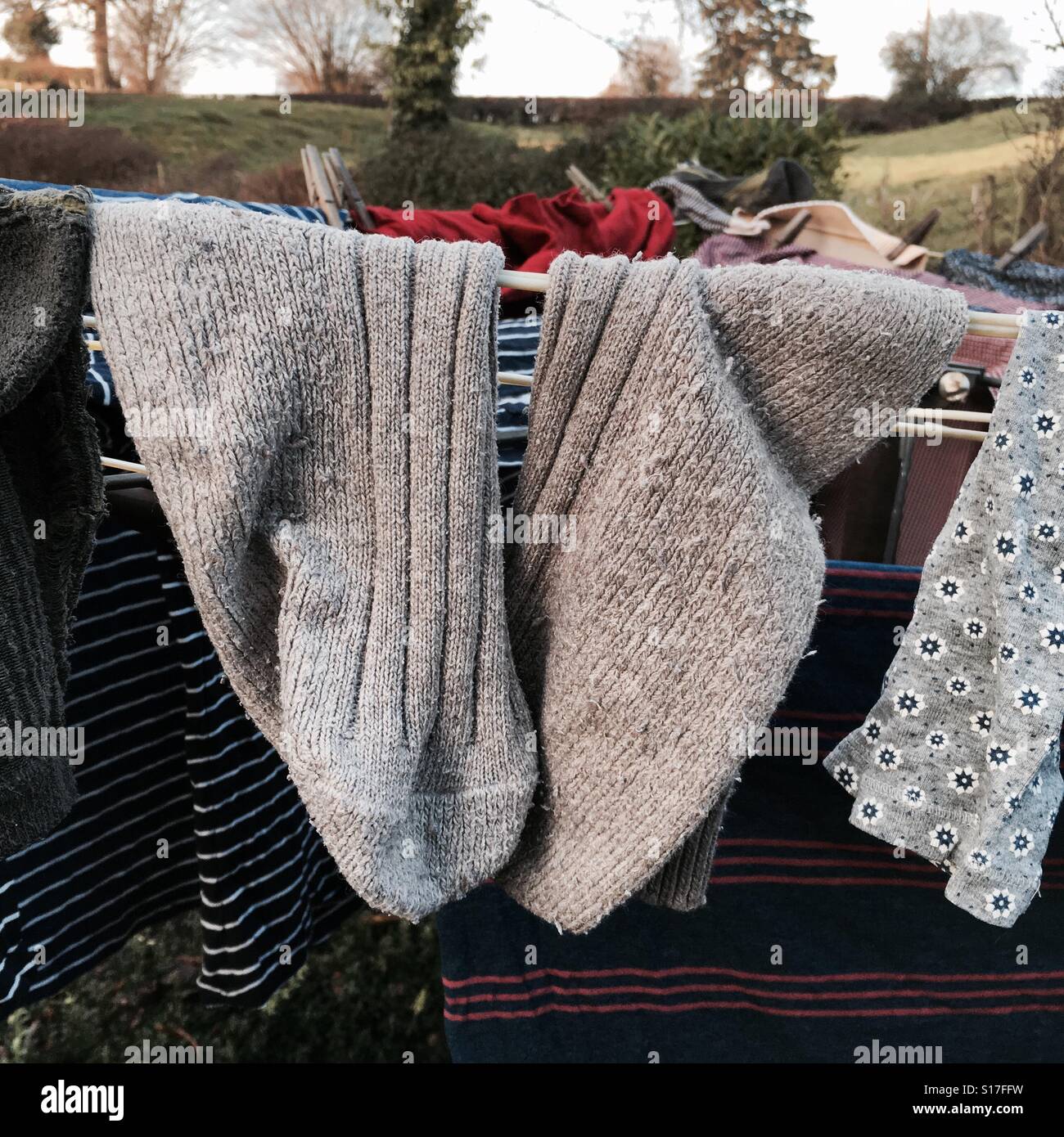 Winter-Waschtag. Ein paar Socken an eine Wäscheleine. Stockfoto