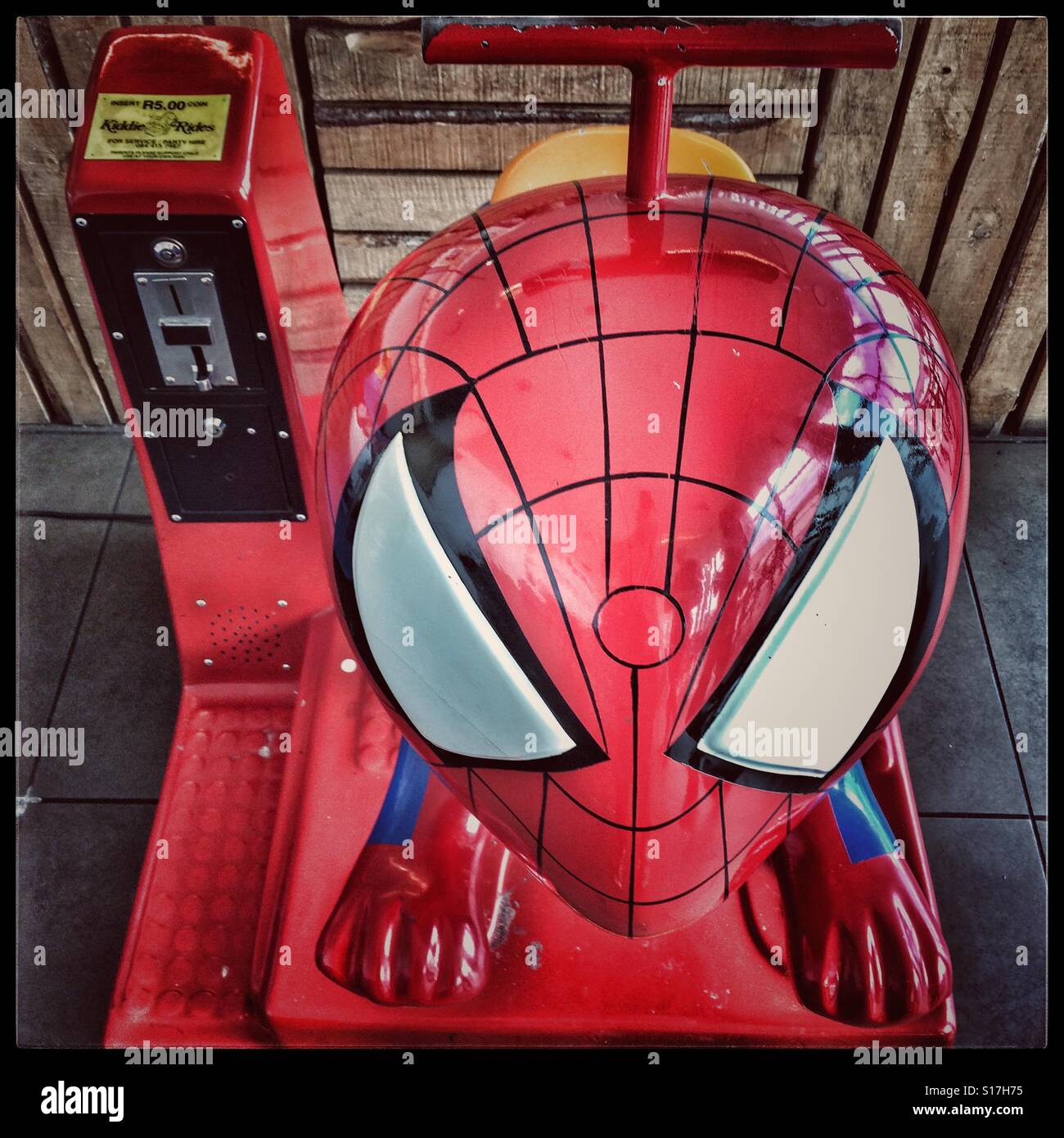 Spiderman Kiddie ride am Cape Town International Airport. Stockfoto