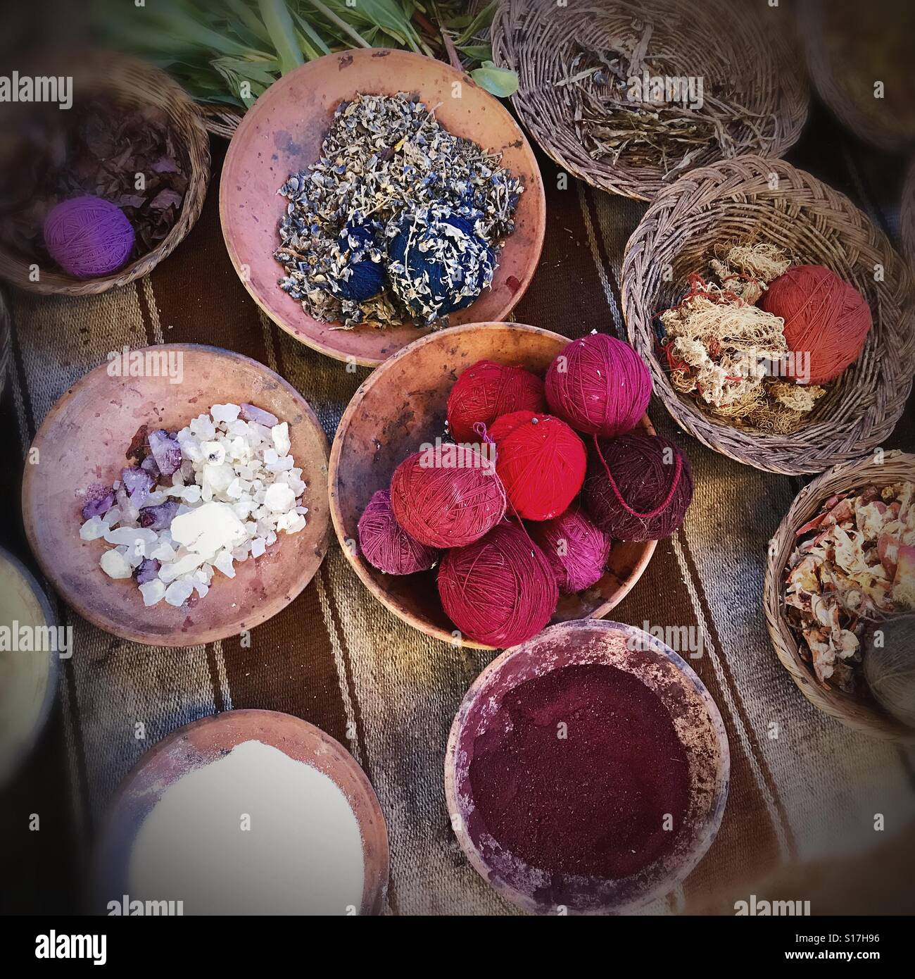 Hand gesponnen Wollknäuel hergestellt aus Alpaka-Wolle zusammen mit den natürlichen Elementen verwendet, um sie wie Cochenille für Karmin rot färben. - Smartphone-aufgenommenes Stockfoto