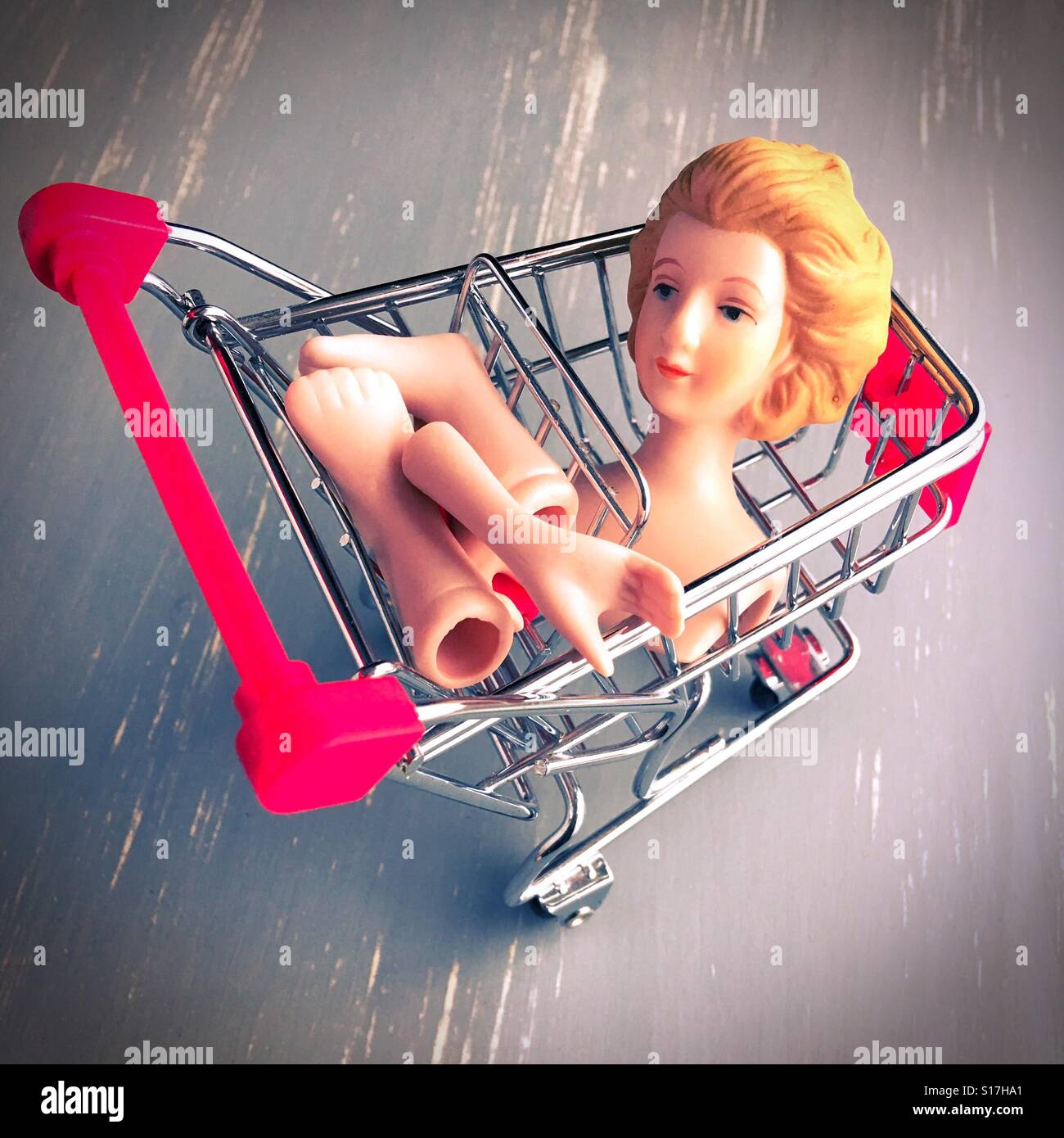 Puppenteile der weiblichen in einem Warenkorb. Stockfoto
