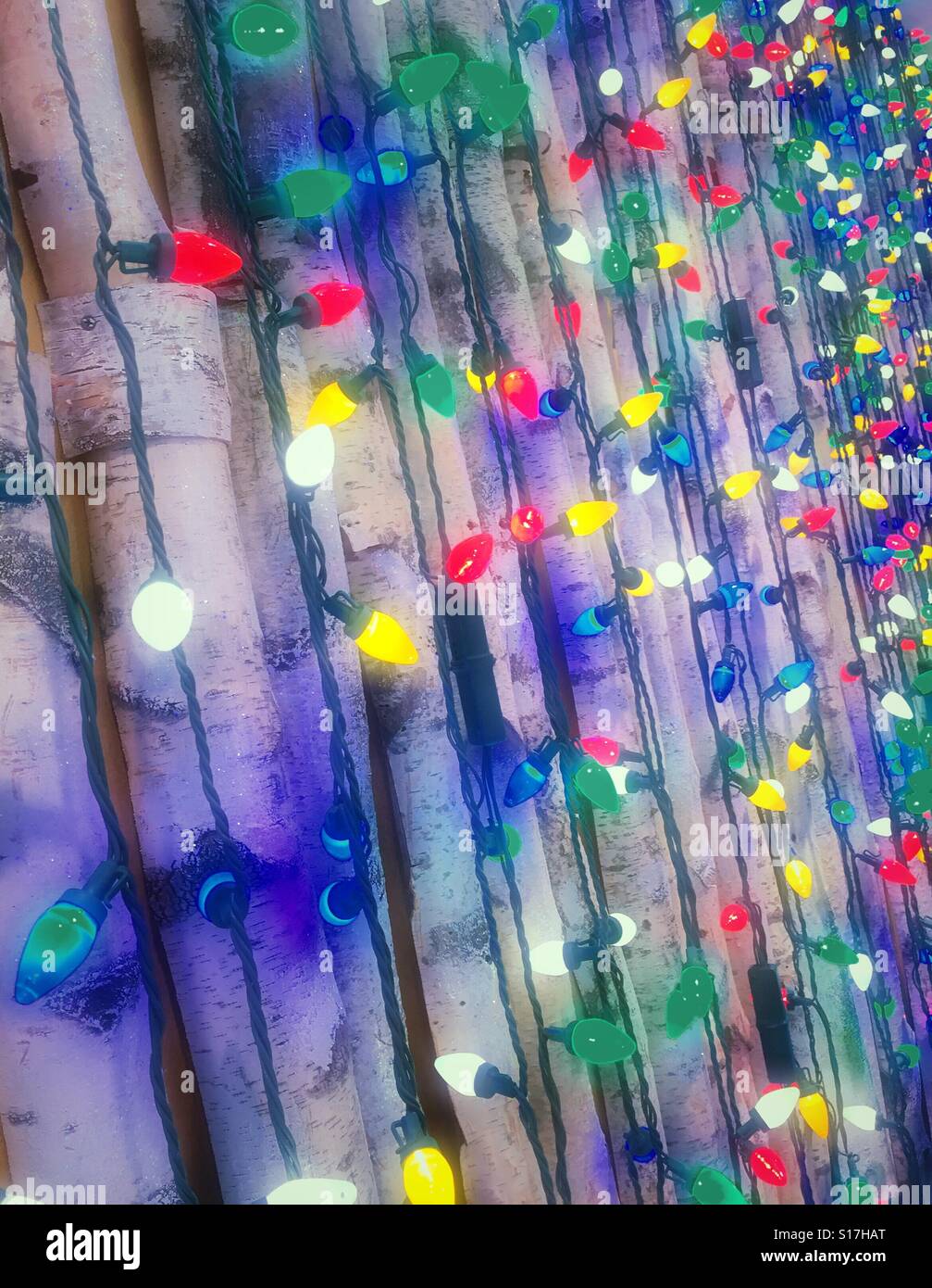 Leuchtdisplay Stränge der Multi Glühbirnen, USA farbige Urlaub - Smartphone-aufgenommenes Stockfoto