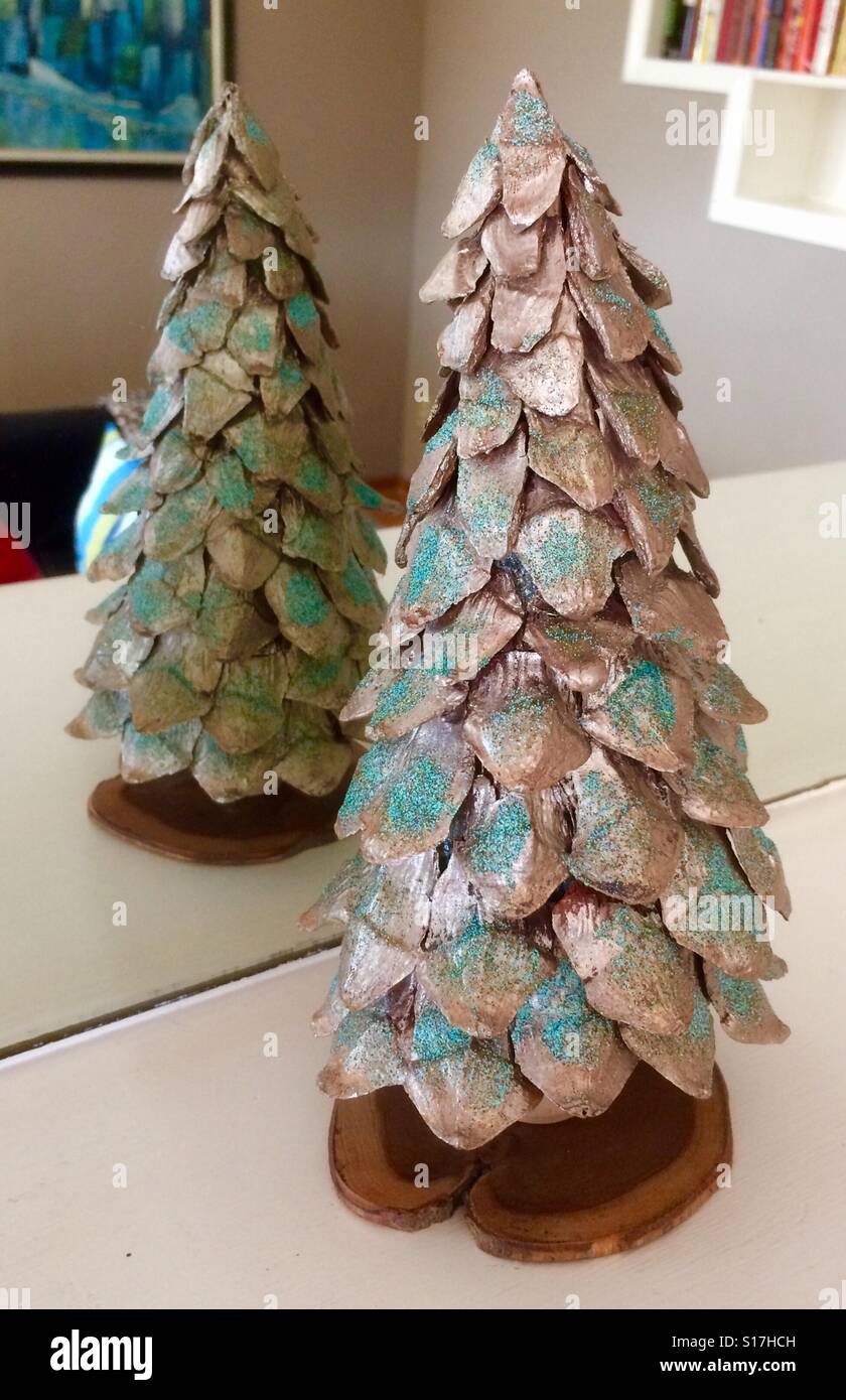 Weihnachtsbaum Dekoration aus Kiefer Kegel Abschnitte Stockfoto