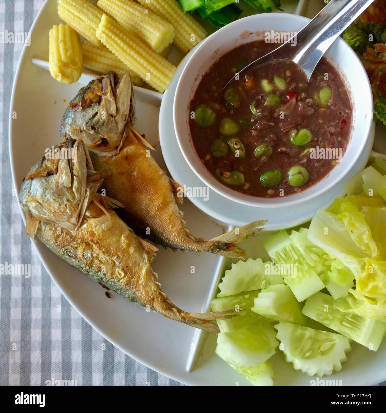 Thai Chili Dip mit Makrele und Gemüse serviert Stockfoto