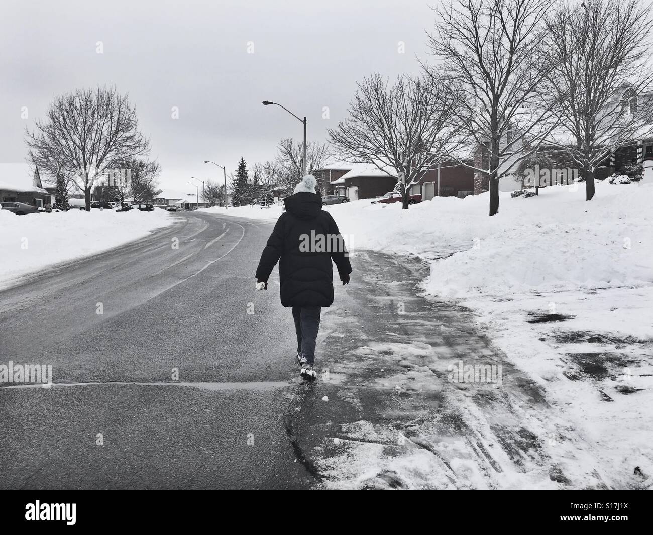 Fuß die Straße mit Schnee bedeckt. Ontario, Kanada - Smartphone-aufgenommenes Stockfoto