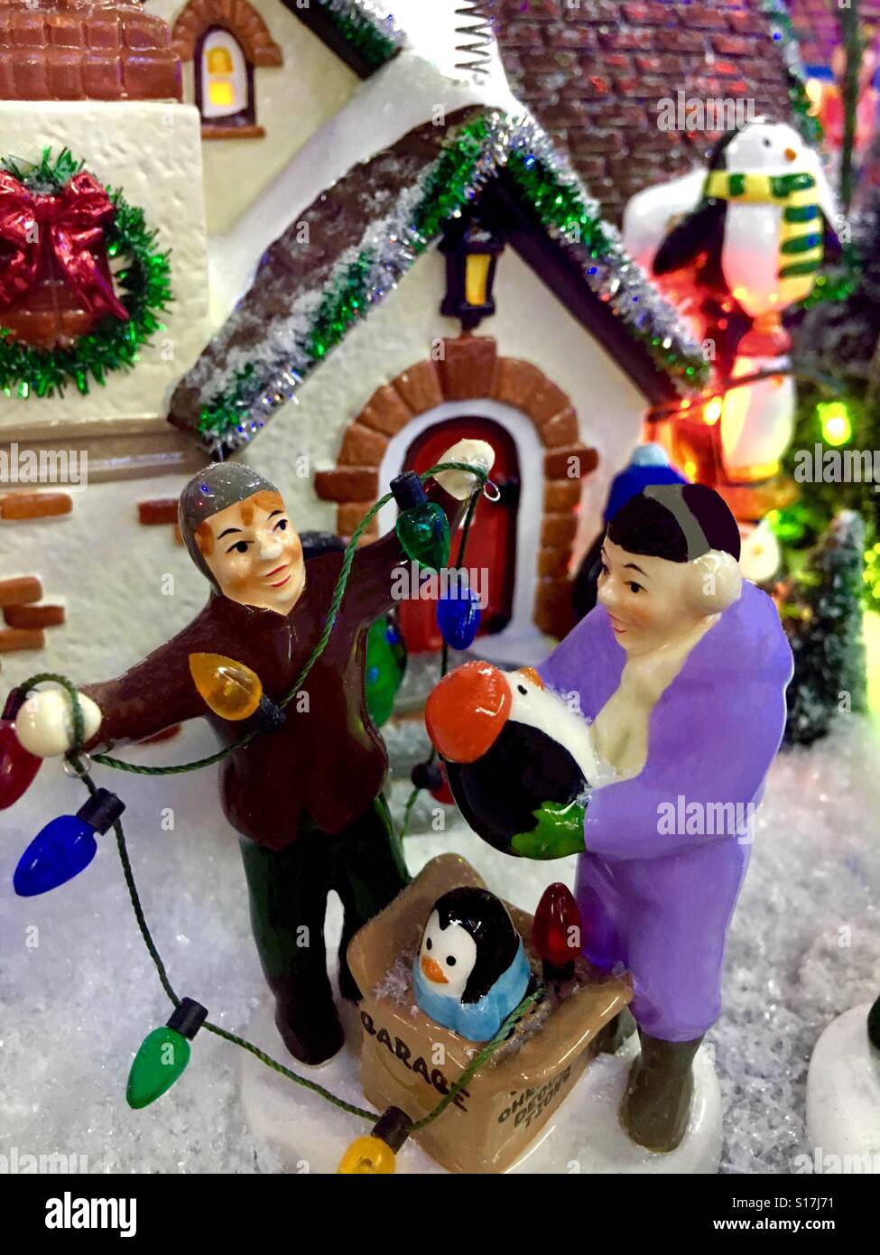 Aufstellen von Weihnachtsbeleuchtung - Smartphone-aufgenommenes Stockfoto