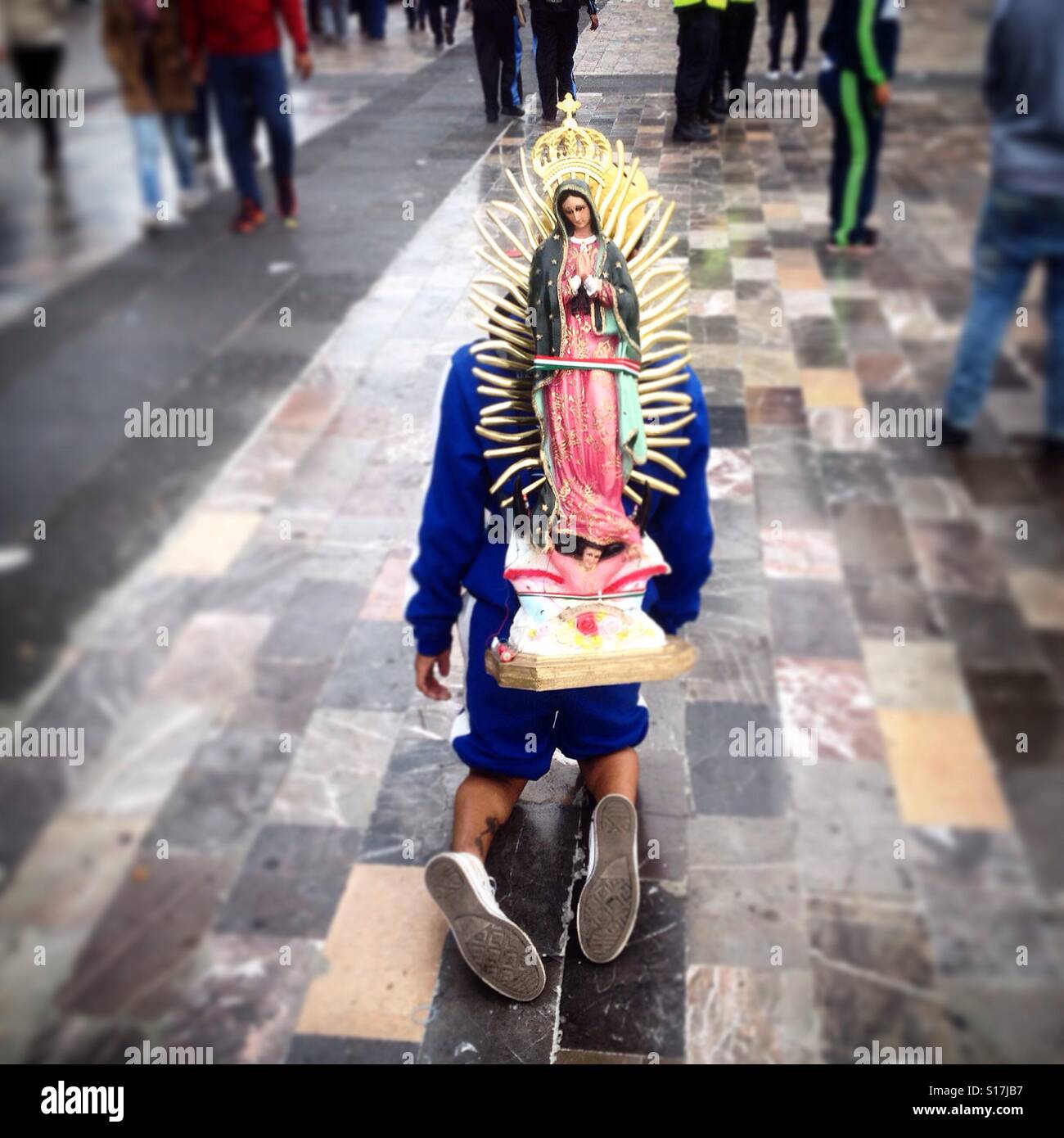 Ein Mann betritt Spaziergänge auf den Knien während der jährlichen Wallfahrt zu unserer lieben Frau von Guadalupe in Mexiko-Stadt, Mexiko Stockfoto