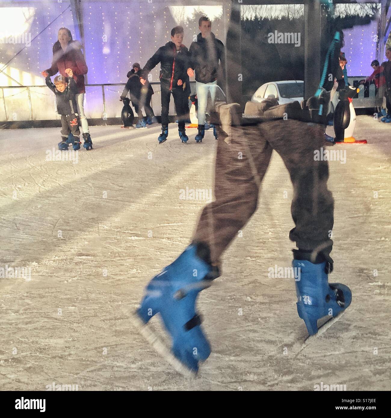 Junge in Aktion-Eislaufen Stockfoto