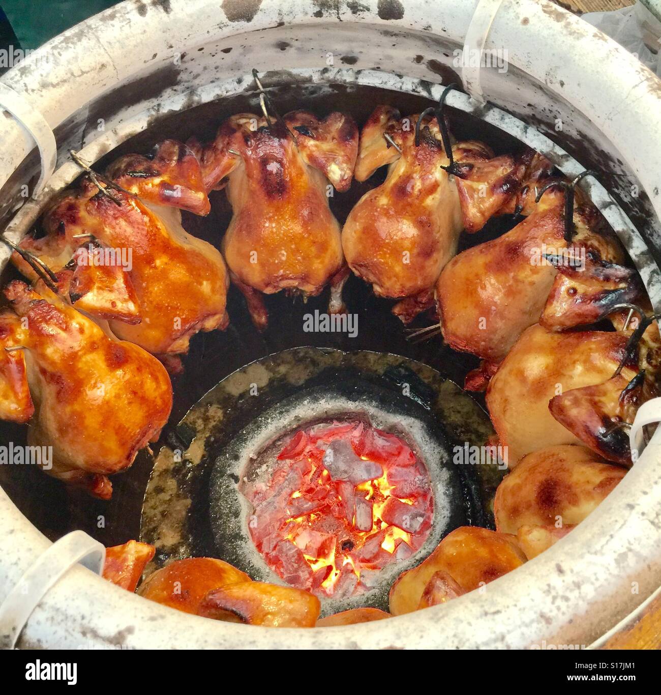 Authentische Thai gegrilltes Hähnchen in ein großes Glas, Bangkok Stockfoto