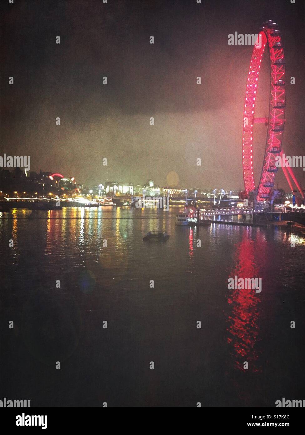 Die Themse blickte bei Nacht eine Woche vor Weihnachten 2016. London, UK. Stockfoto