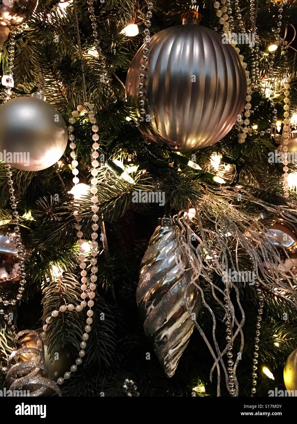 Ein Weihnachtsbaum dekoriert ohne Farbe Stockfoto