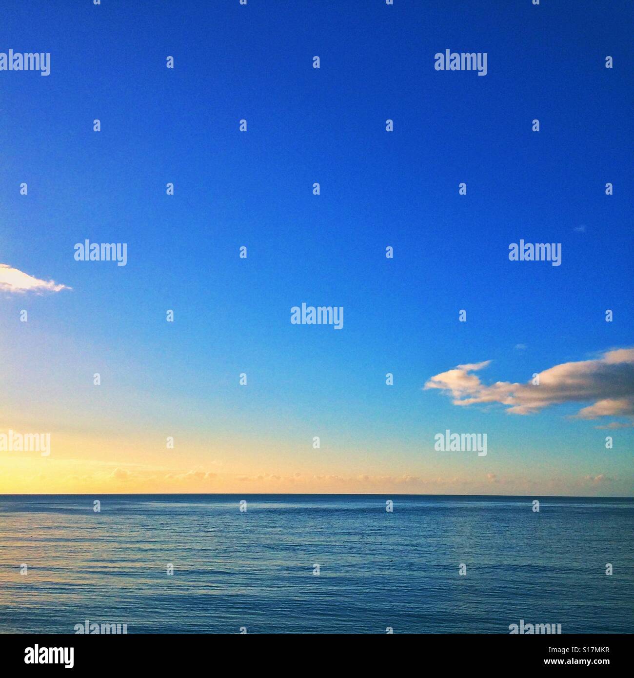 Eine ruhige See bei Sonnenaufgang Stockfoto