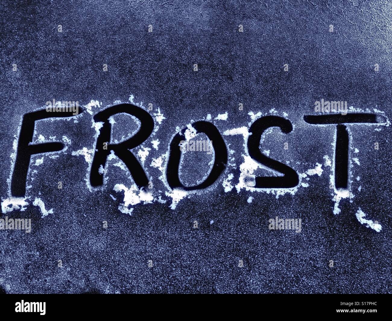 Mit dem Finger „Frost“ auf die gefrorene Autoscheibe schreiben