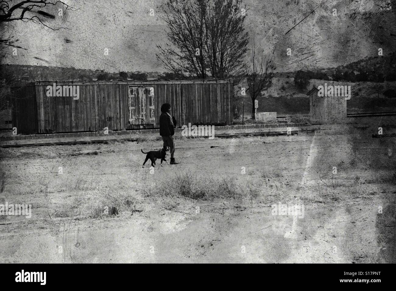 Mann mit Hund Railroad Tracks BW urban Stockfoto