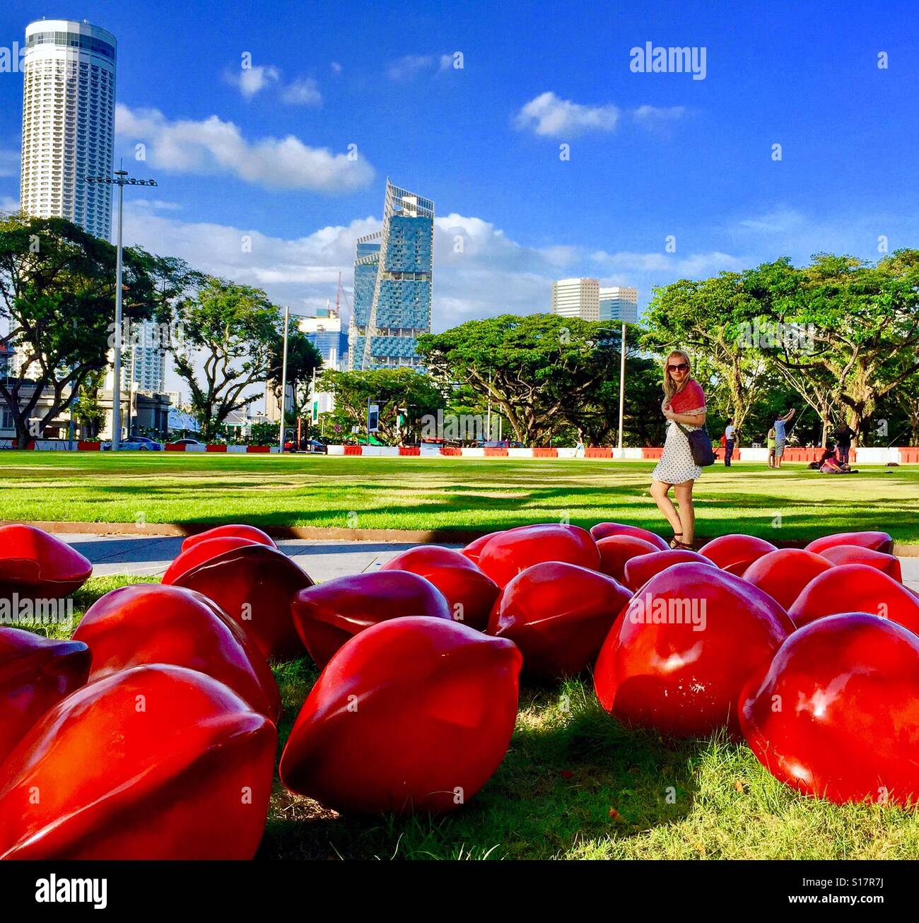 Samen Skulpturen bewundert das Stadtbild von Singapur Stockfoto