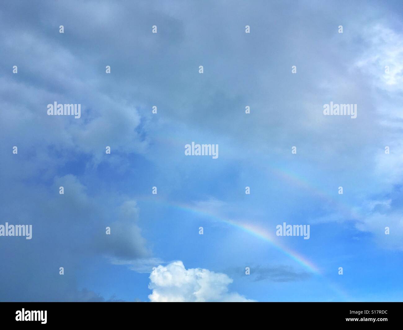 Regenbogen in den Himmel. Stockfoto