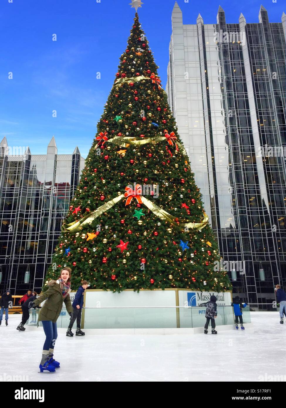 Weihnachtsbaum und Eislaufbahn in PPG Platz, Pittsburgh, PA, USA - Smartphone-aufgenommenes Stockfoto