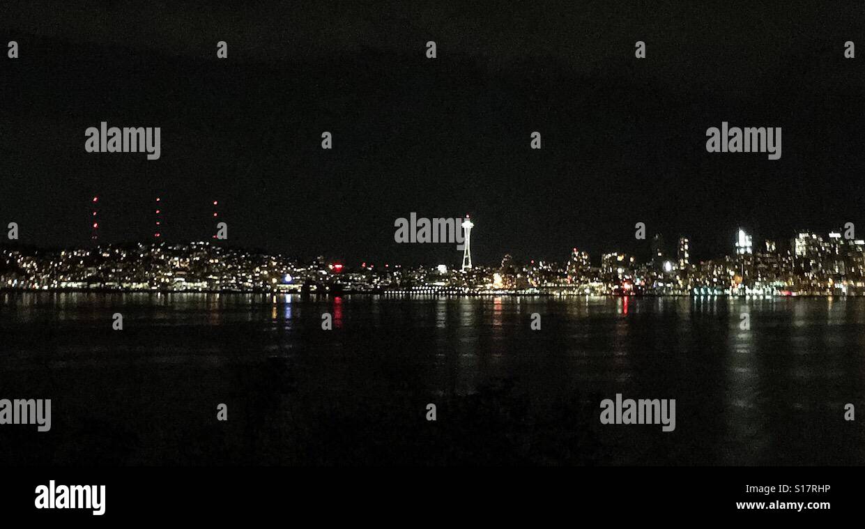 Seattle Stadt von Alki Beach anschauen. Stockfoto