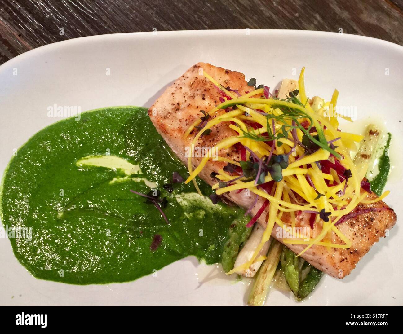 Italienische Küche - Tasmanien gegrillten Lachs, Spargel, Spinat pürieren und Mikro-Salat Stockfoto