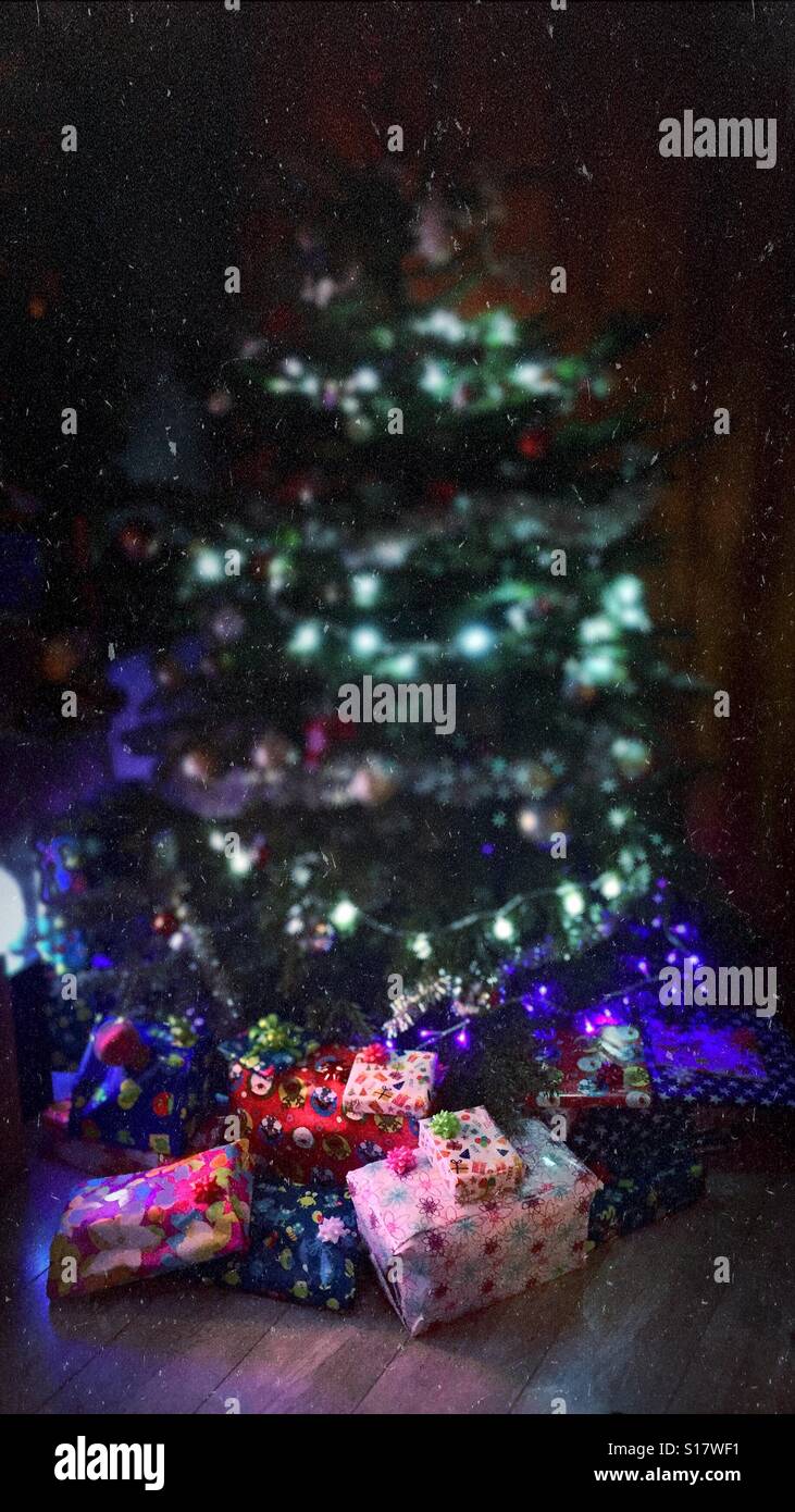 Geschenke unter dem Weihnachtsbaum - Smartphone-aufgenommenes Stockfoto
