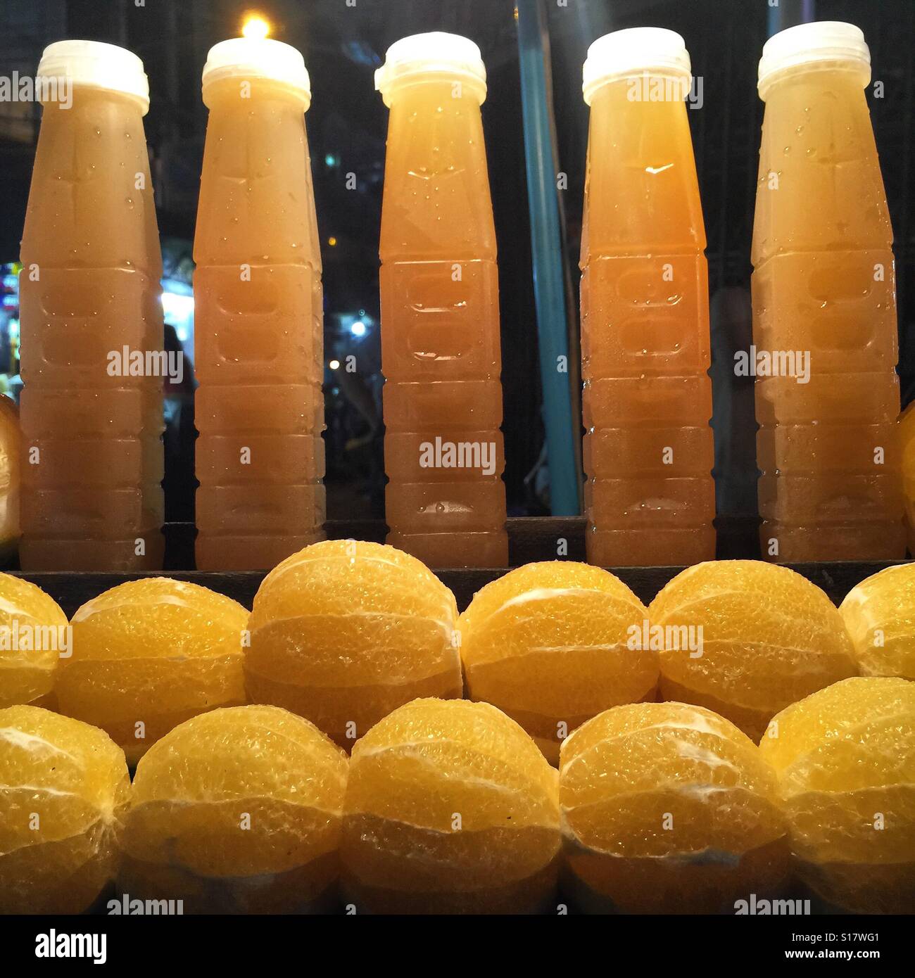 Flaschen von Mandarine Saft verkauft auf der Straße von Bangkoks Chinatown, Thailand. Stockfoto