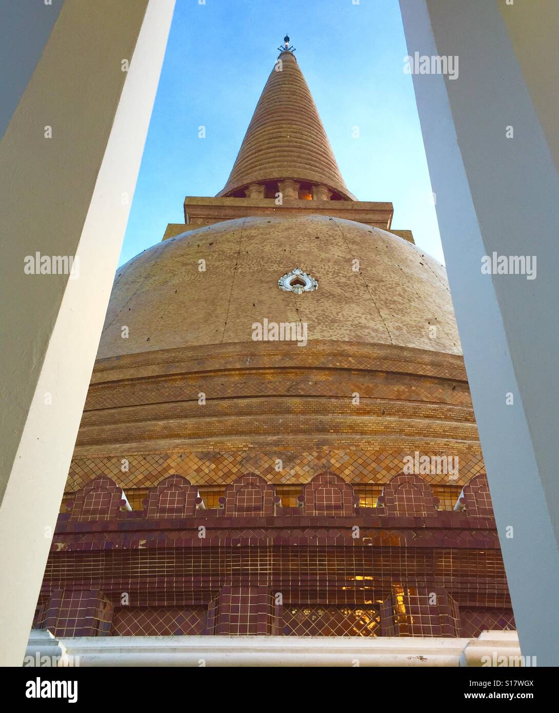 Thailands größte Stupa in der Dämmerung in der Provinz Nakhon Pathom Stockfoto