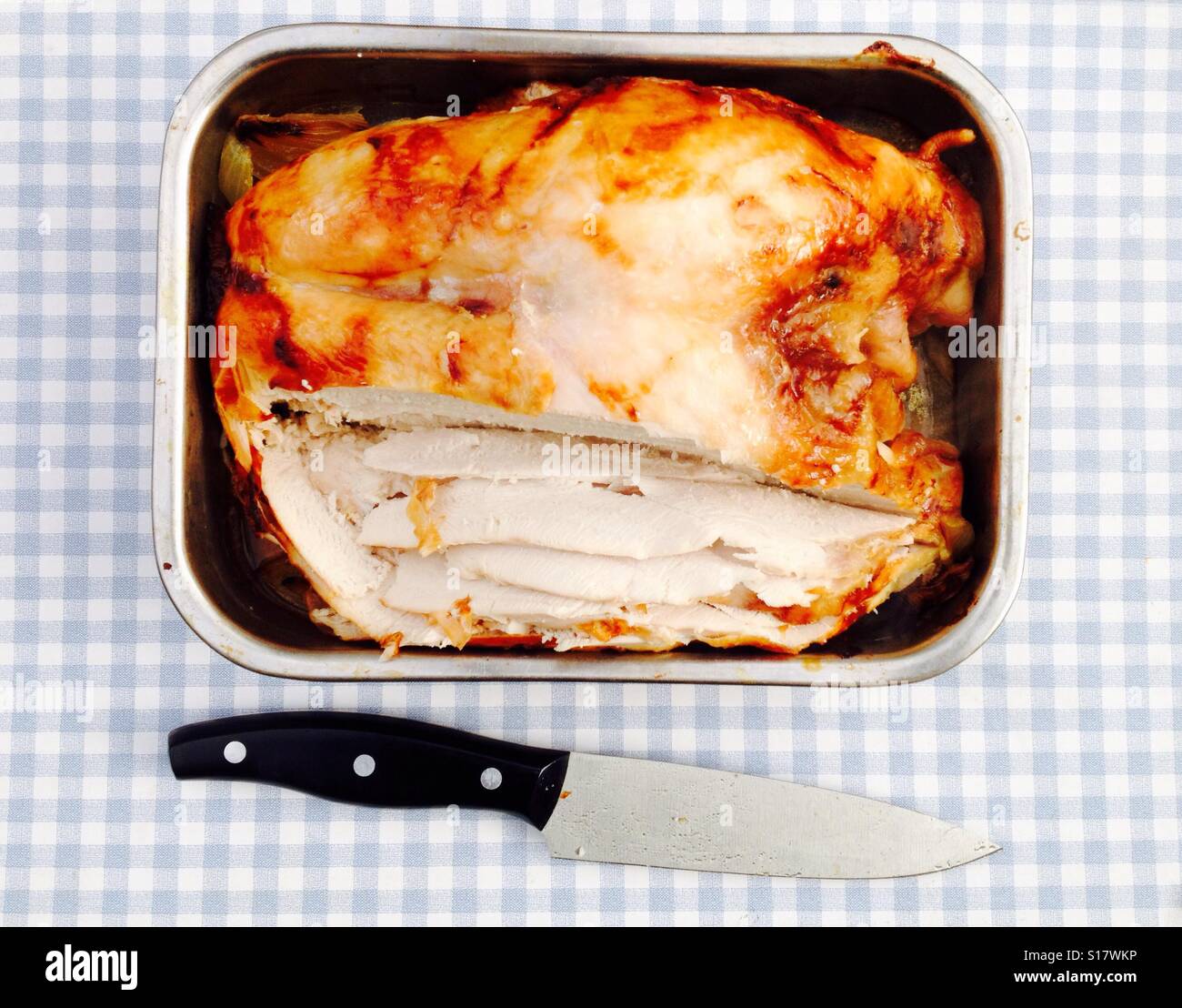 Türkei-Krone Braten in Scheiben geschnitten in Backblech - Smartphone-aufgenommenes Stockfoto