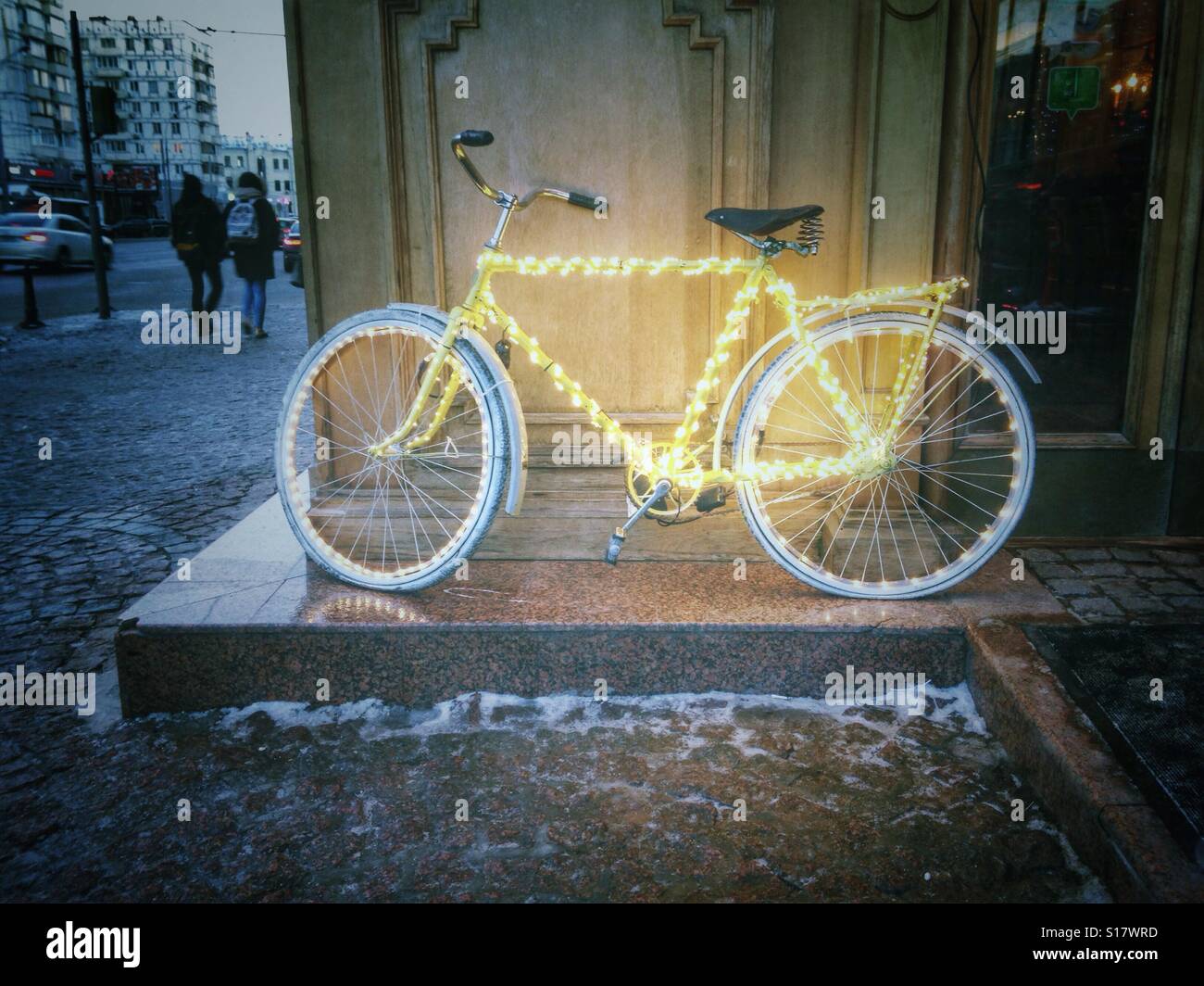 Weihnachtsbeleuchtung auf dem Fahrrad - Smartphone-aufgenommenes Stockfoto