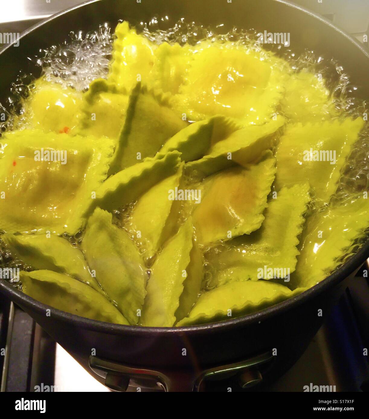 Ravioli kochen in einem Topf mit kochendem Wasser. Stockfoto
