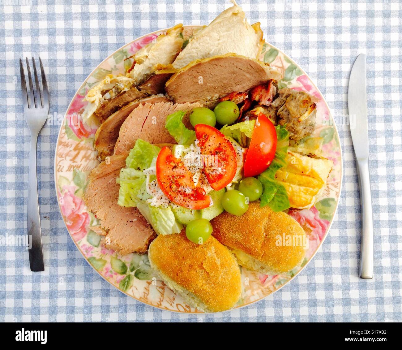 Boxing Day kaltes Fleisch und Salat Mittagessen - Smartphone-aufgenommenes Stockfoto
