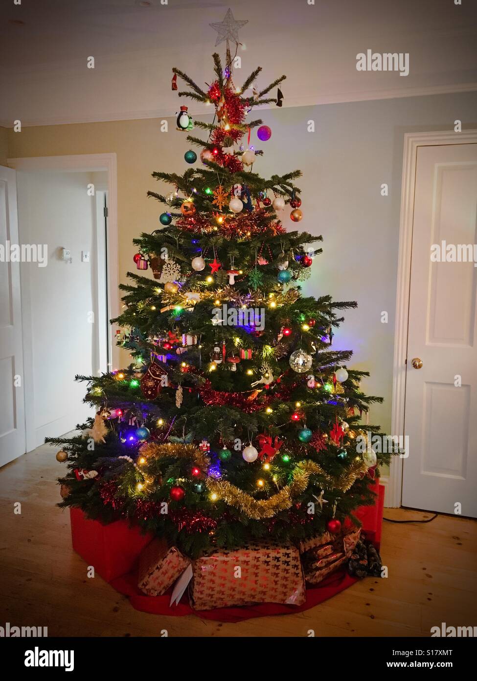 Ein Weihnachtsbaum am Weihnachtstag mit präsentiert unter. Stockfoto