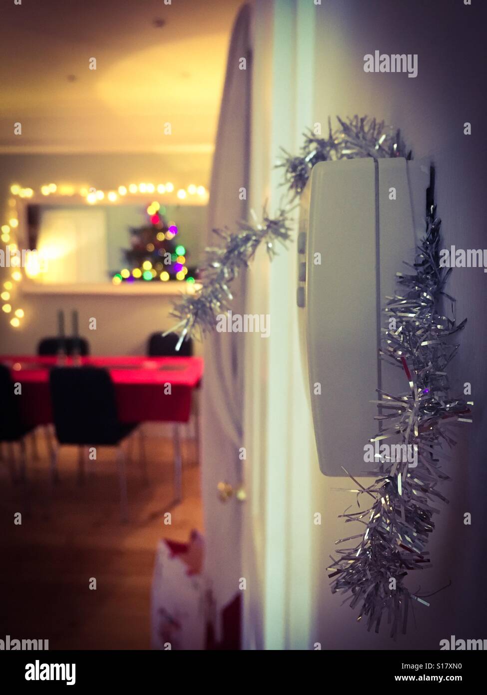 Tinsel in der Heimat, bereit für Weihnachten. Stockfoto