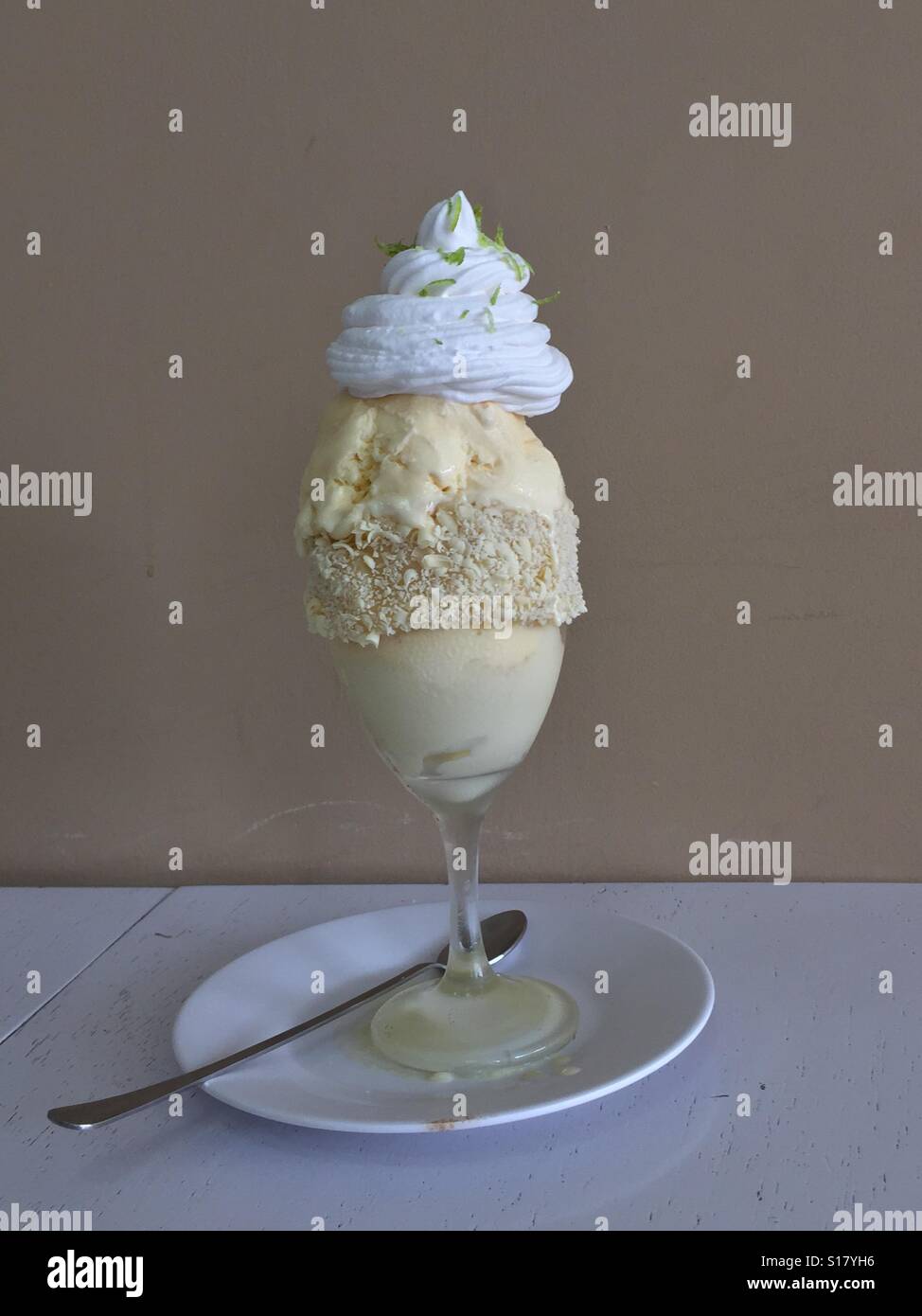 Weißes schokoladeneis -Fotos und -Bildmaterial in hoher Auflösung – Alamy