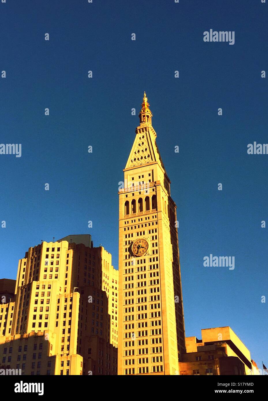 Der ursprüngliche MetLife Turm steht 1 Madison Ave., gegenüber vom Madison Square Park, New York, USA - Smartphone-aufgenommenes Stockfoto