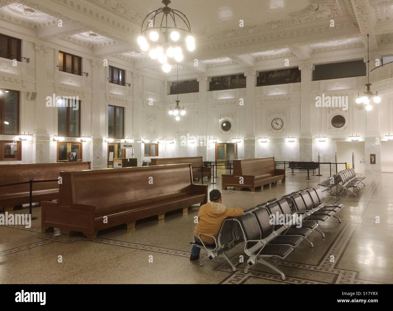 Wartezimmer, restaurierte historische King Street Station, Seattle, Washington - Smartphone-aufgenommenes Stockfoto