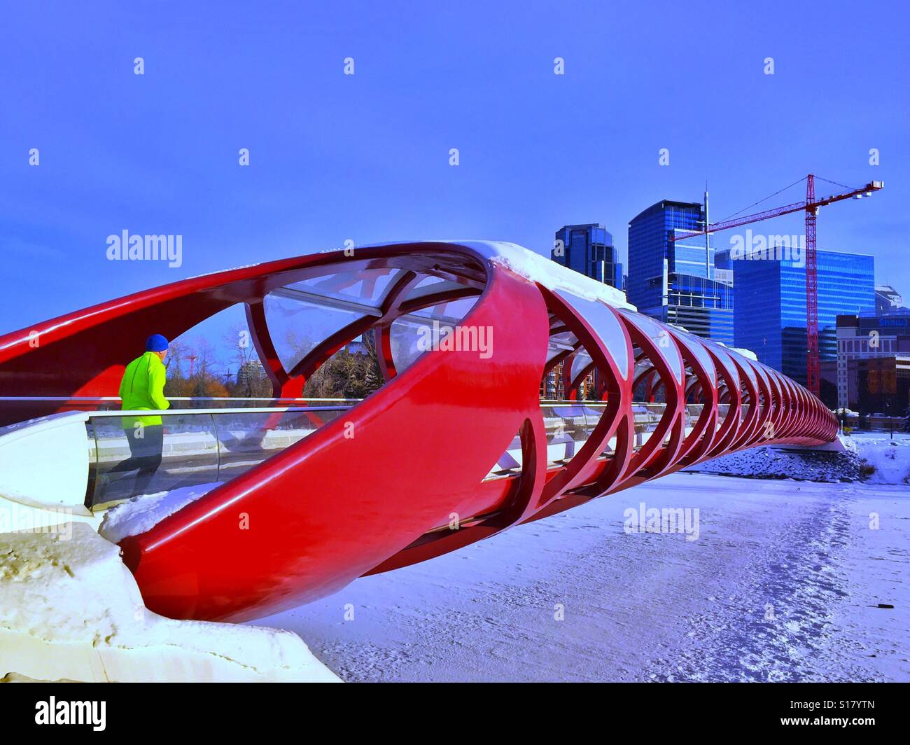 Fussgängerbrücke in Calgary, Alberta, Kanada - Smartphone-aufgenommenes Stockfoto