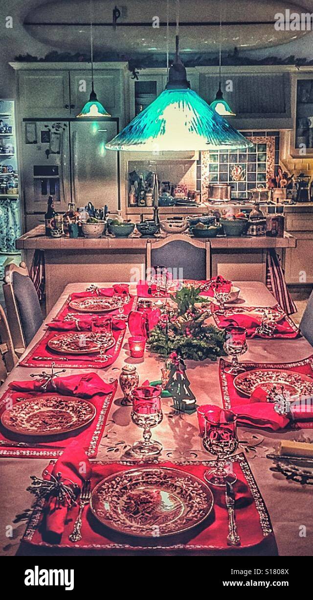 Tabelle gesetzt.... Zeit für Familie und Freunde zu einem Essen zusammen zu sammeln. Schöne Weihnachten Abendessen. Stockfoto