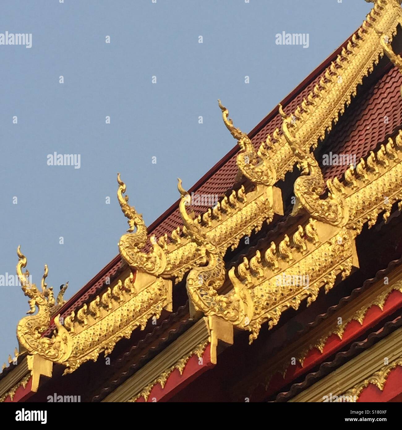 Thai-buddhistischen Tempel Dach mit goldenen Ornamenten, Thailand Stockfoto