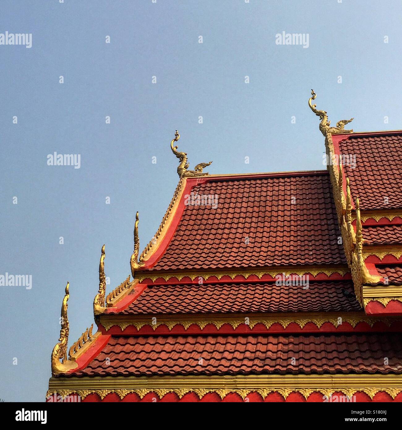 Thai-buddhistischen Tempel auf dem Dach Architektur, Thailand Stockfoto