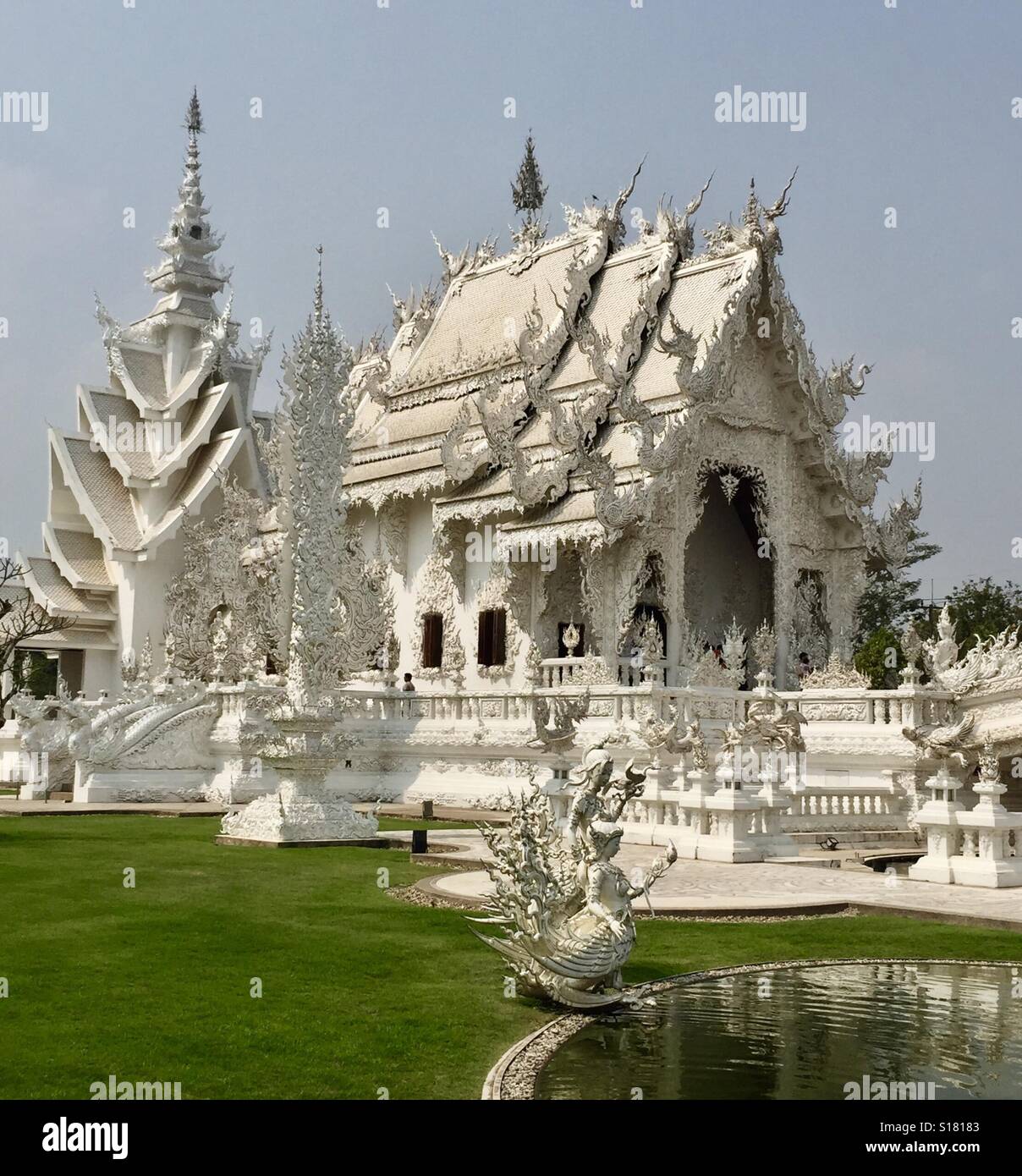 Wat Rong Kung, den berühmten weißen Tempel in der Provinz Chiang Rai in Nordthailand Stockfoto
