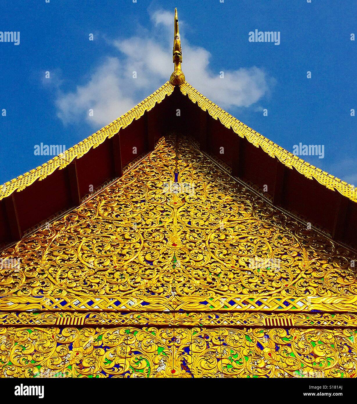 Golden Teakholz schnitzen an der Wand im Wat Chedi Luang mit Chiang Mai, Thailand Stockfoto