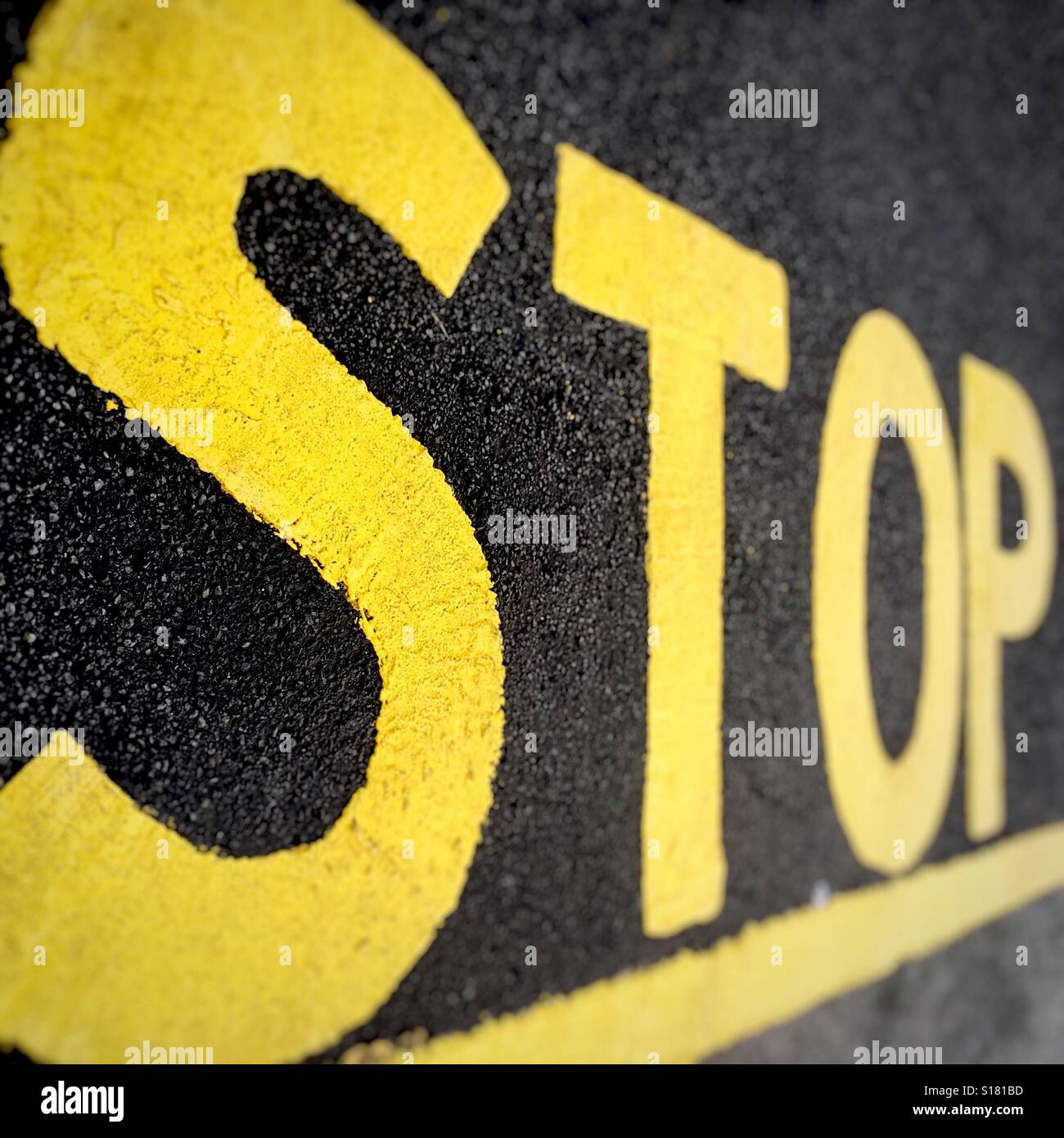 Stop-Schild gelben Fahrbahnmarkierungen Stockfoto