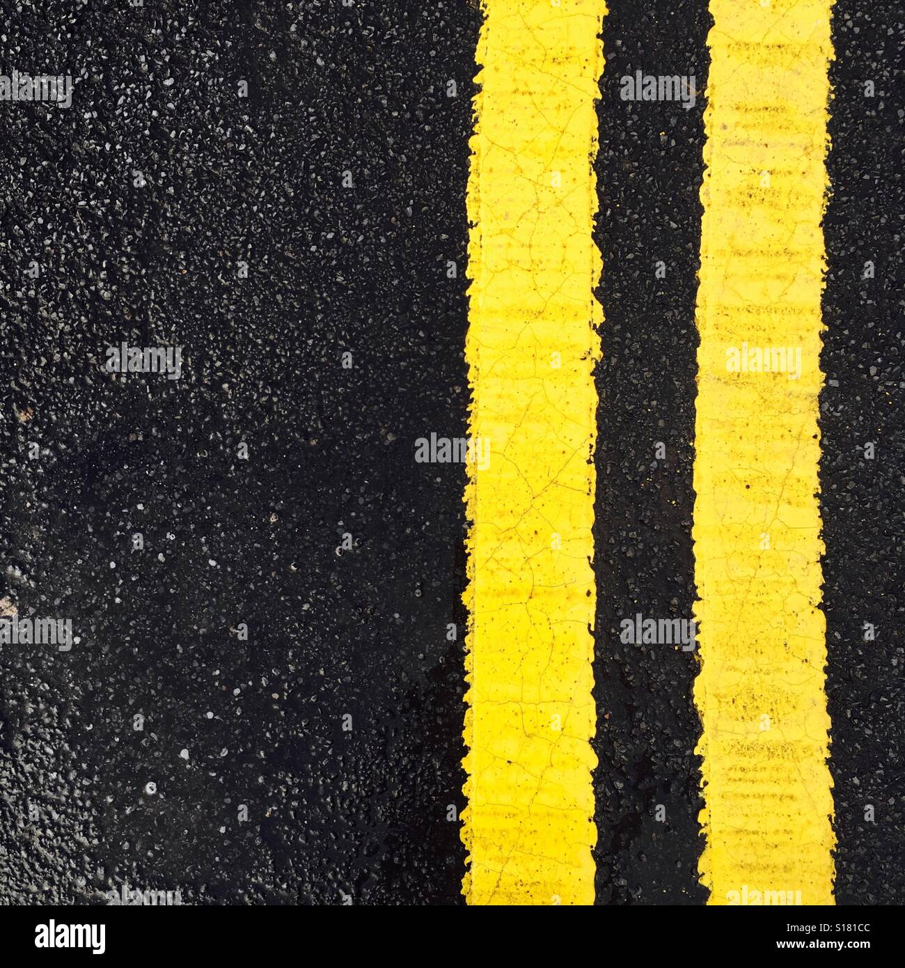 Doppelten gelben Linien Fahrbahnmarkierungen - Smartphone-aufgenommenes Stockfoto