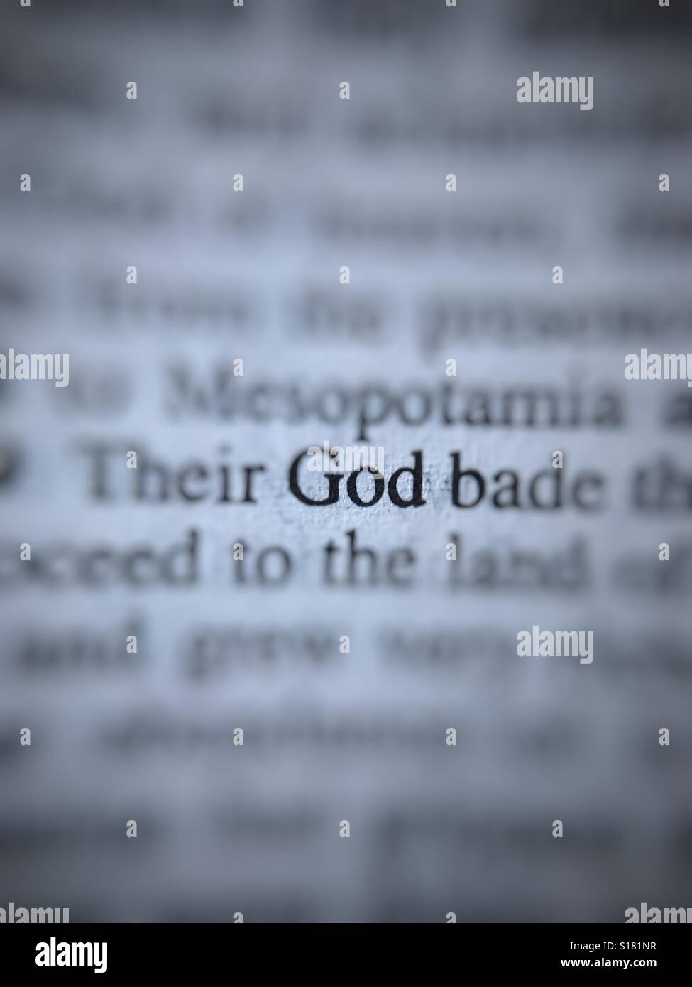 Bibel Heilige Schrift mit dem Wort "Gott" im Fokus Stockfoto