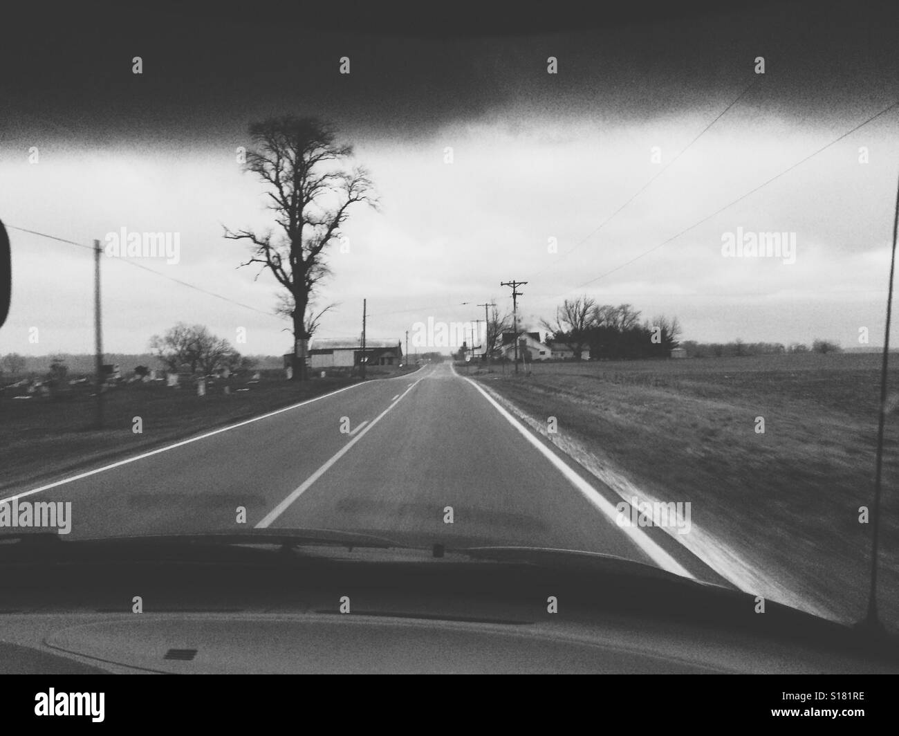 Schwarz / weiß-Landschaft aus Sicht des Fahrers Stockfoto