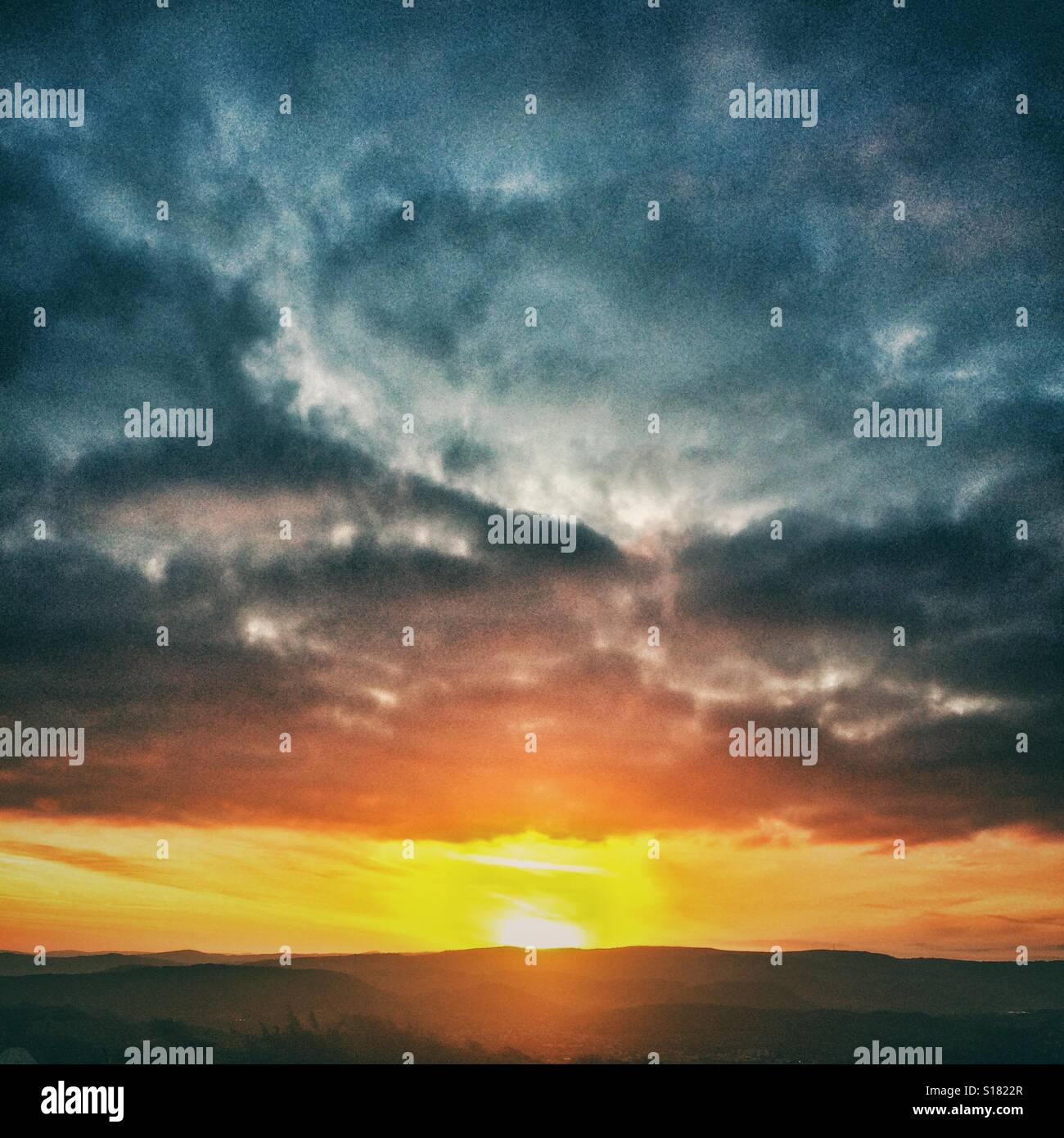 Sonnenaufgang an einem bewölkten Morgen - Smartphone-aufgenommenes Stockfoto