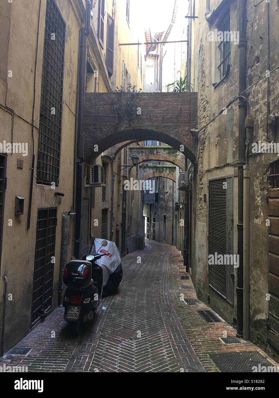 Italienischen Roller im Backstreet von Siena Stockfoto