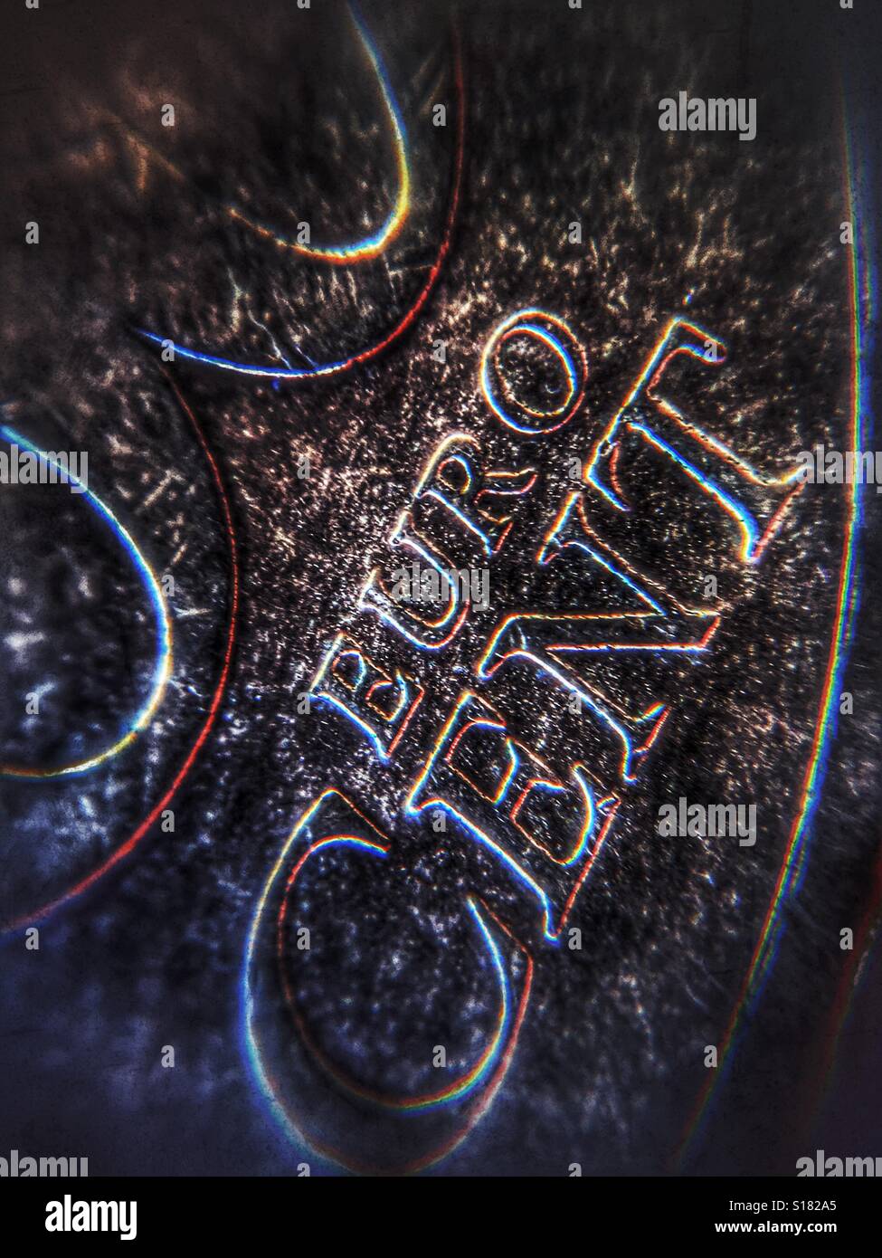 Makro. Extreme Nahaufnahme von den Worten Euro- und Cent auf 50-Cent-Münze - Smartphone-aufgenommenes Stockfoto