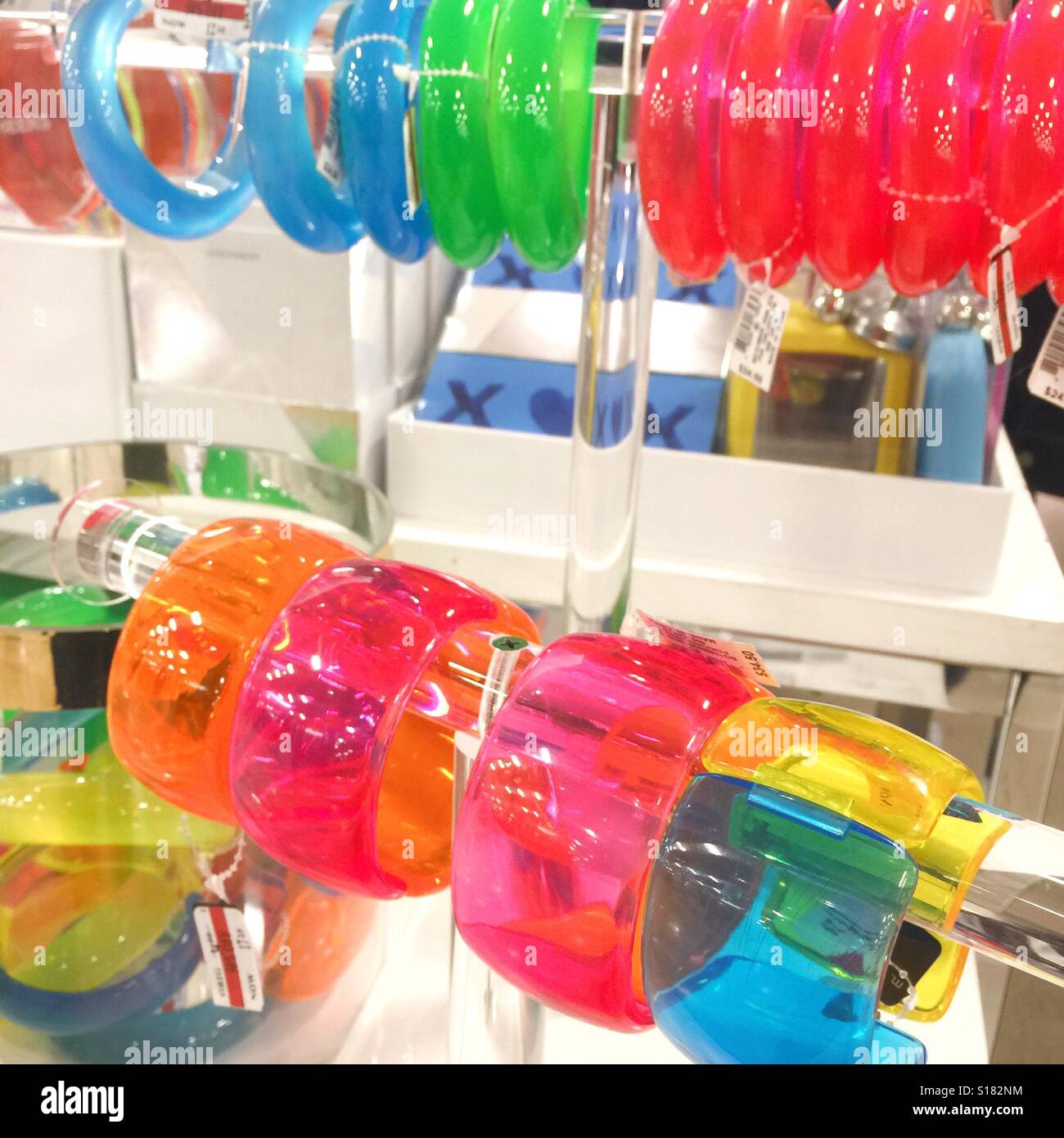 Leuchtende Neon farbige Acryl Armbänder auf dem display - Smartphone-aufgenommenes Stockfoto