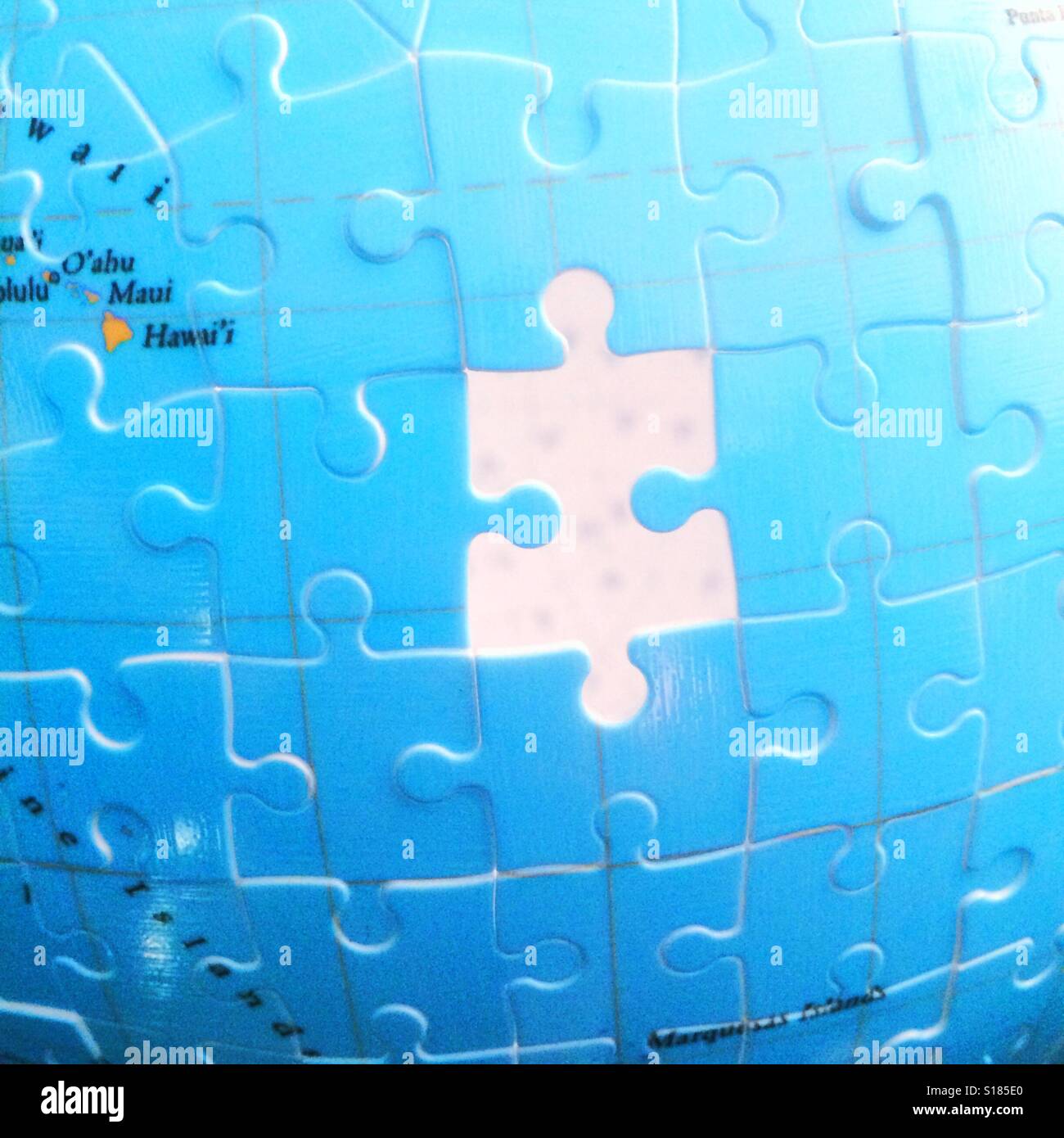 Ein fehlendes Stück auf einem Puzzle Globus Stockfoto