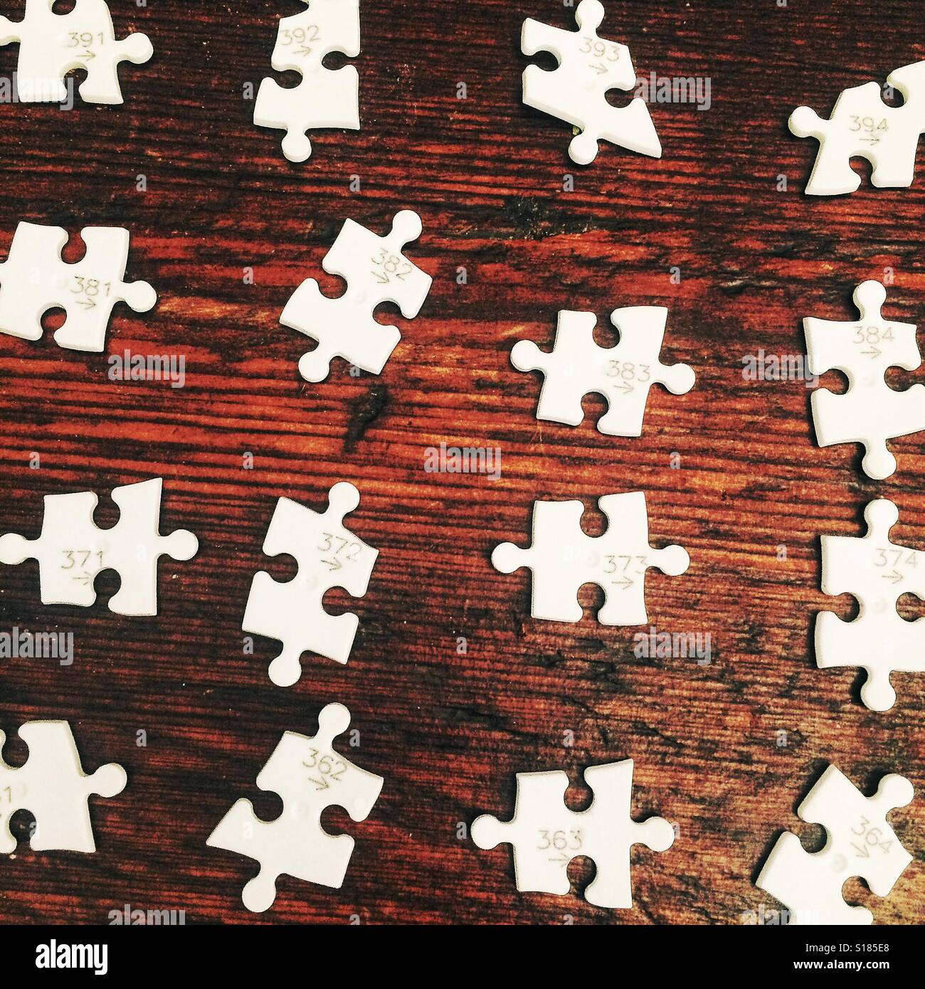 Eine Reihe von Puzzleteile auf einem Tisch Stockfoto